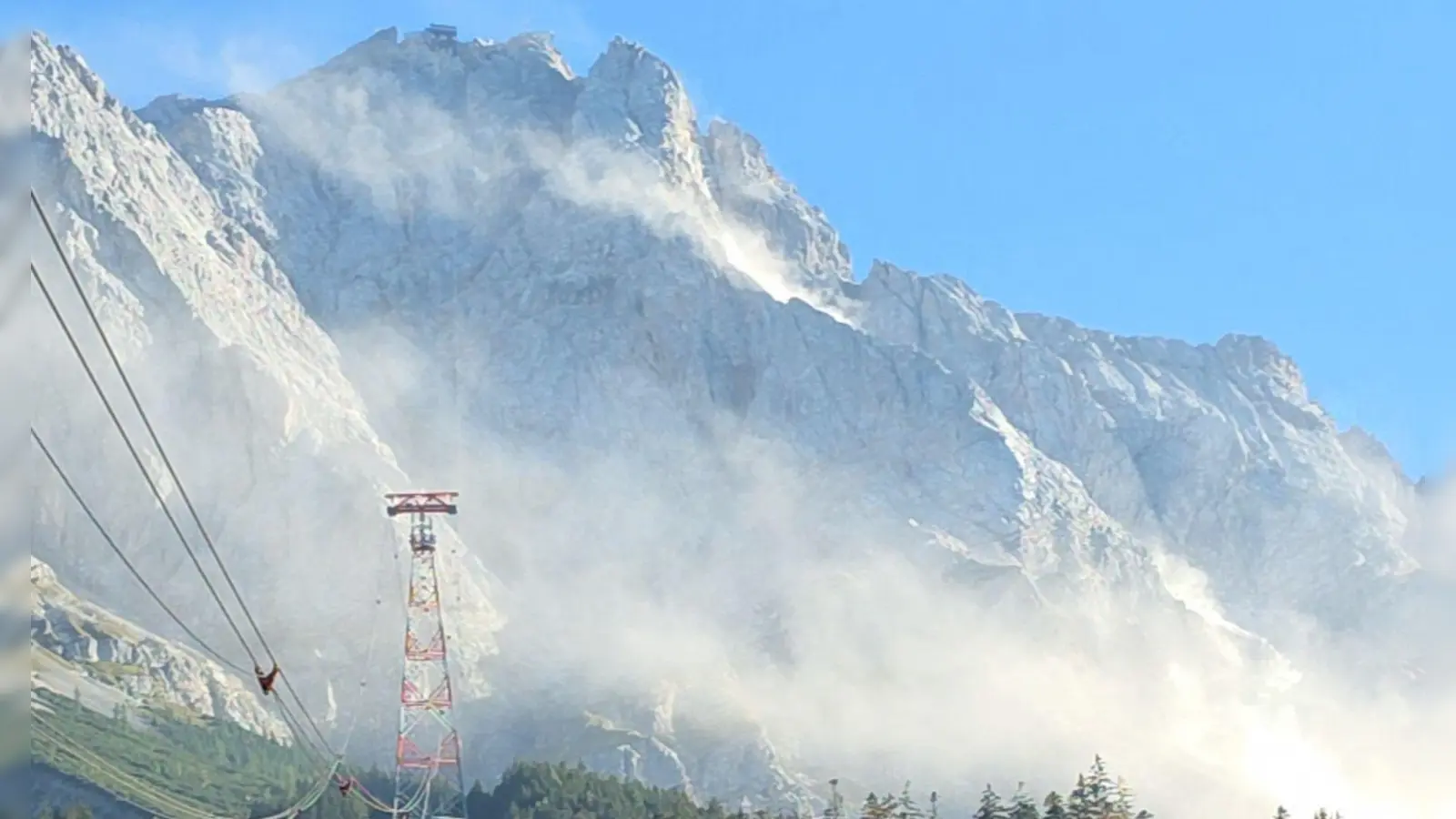 An der Zugspitze gab es einen großen Felssturz. (Foto: Dominik Bartl/dpa)