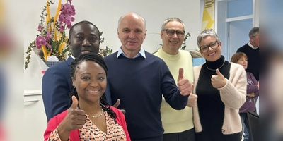 Daumen hoch für das Projekt: Gertrude Abayie, Akwasi Abayie, Bürgermeister Gerhard Kraft, David Müller und Manuela Müller (von links) freuen sich über die offizielle Eröffnung des Ärztehauses. (Foto: Florian Pöhlmann)
