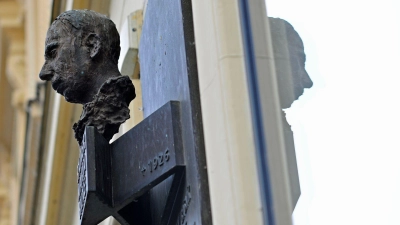In Prag erinnert eine Büste an den Schriftsteller Rainer Maria Rilke (1875-1926). Hier besuchte er die Volksschule. (Foto: Michael Heitmann/dpa)