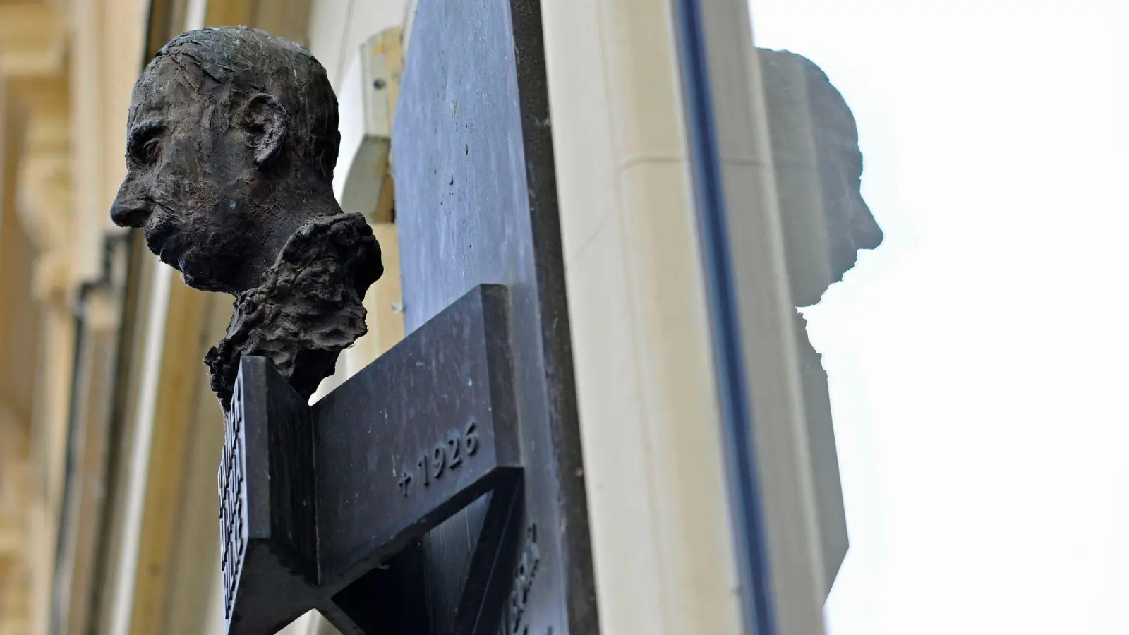 In Prag erinnert eine Büste an den Schriftsteller Rainer Maria Rilke (1875-1926). Hier besuchte er die Volksschule. (Foto: Michael Heitmann/dpa)