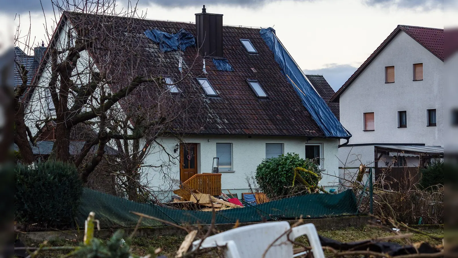 Die Nachfrage nach Versicherungsschutz ist hoch, unter anderem wegen der im langfristigen Trend steigenden Schäden durch Naturkatastrophen. (Symbolbild) (Foto: Nicolas Armer/dpa/dpa-tmn)