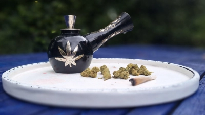 Der Konsum von Cannabis ist seit 2024 in Deutschland erlaubt. Auf Festivals wird der Umgang damit unterschiedlich gehandhabt. (Foto: Daniela Ramsauer)
