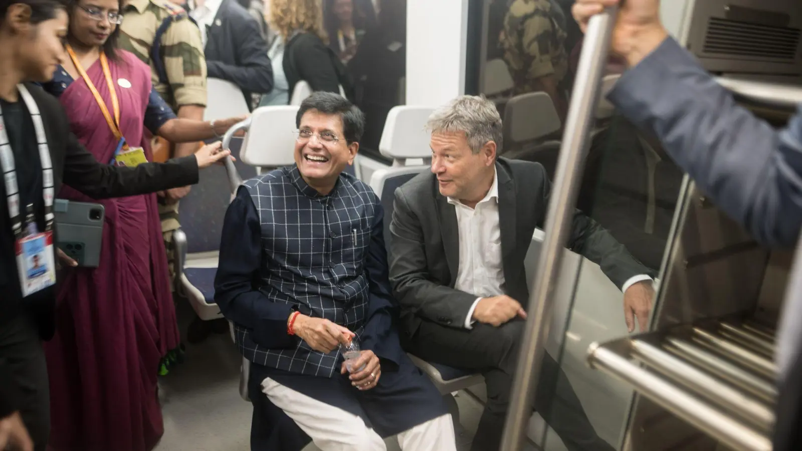 Piyush Goyal, Indiens Minister für Handel und Industrie und Wirtschaftsminister Robert Habeck nehmen die U-Bahn. (Foto: Sebastian Christoph Gollnow/dpa)