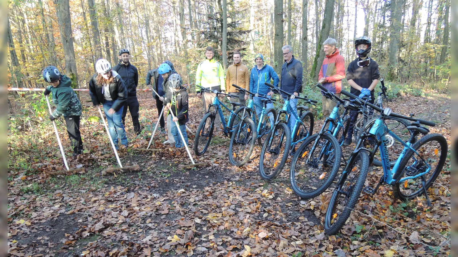 Am Zugang zu den künftigen Mountainbike-Trails im Krabbenloch: Mit neuen Schulfahrrädern kommen die Mädchen und Jungen von der Landschule zur Arbeit. Ihre Mountainbike-Trainer, Rektor Johannes Stegmann (Zweiter von rechts) und Rudolf Fetsch (Dritter von links), Sportlehrer Felix Klemens (Fünfter von rechts) vom Gymnasium und Strecken-Planer Fabian Gauß (Vierter von rechts) informierten Feuchtwangens Bürgermeister Patrick Ruh (Dritter von rechts) jetzt vor Ort über den aktuellen Stand. Mit dabei war Lukas Nitsch (Sechster von rechts) als Vertreter der Firma EHF. (Foto: Peter Zumach)