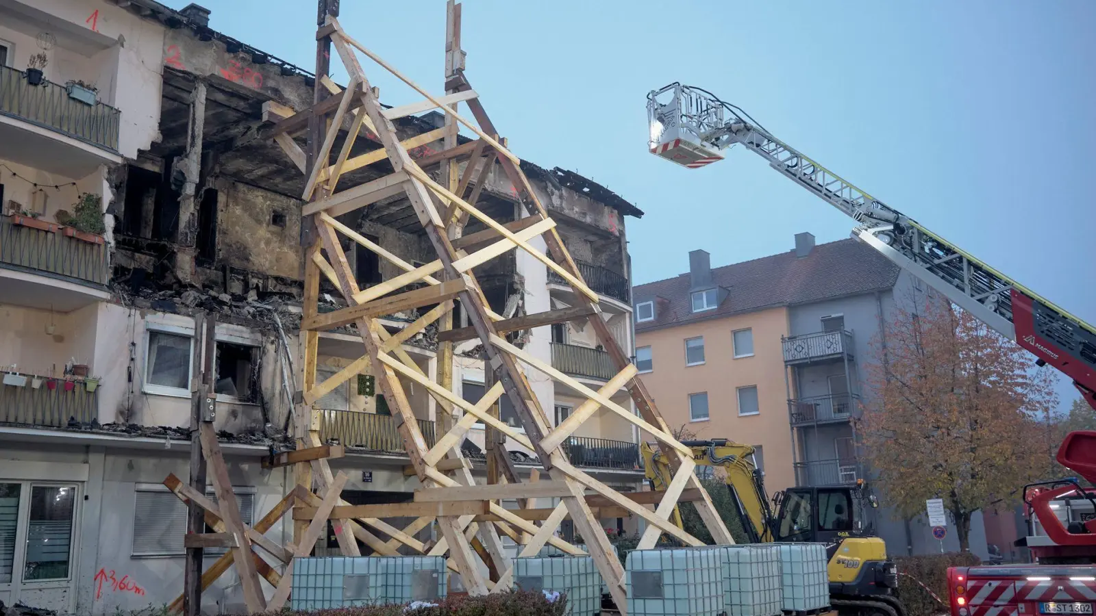 Mit einem Holzgerüst wurde das Gebäude stabilisiert. (Foto: Tizian Gerbing/dpa)