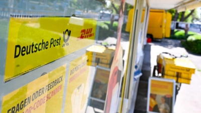 Hier gibt es sie: eine ganz normale Postfiliale - mancherorts in Deutschland gibt es sie hingegen nicht.  (Foto: Bernd Weißbrod/dpa)