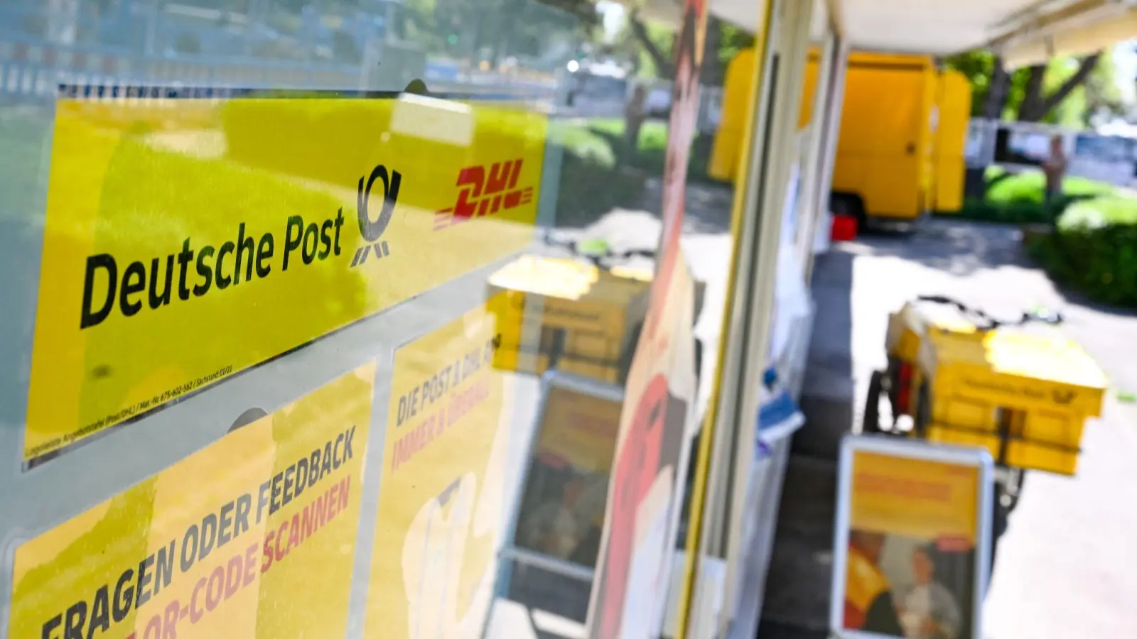 Hier gibt es sie: eine ganz normale Postfiliale - mancherorts in Deutschland gibt es sie hingegen nicht.  (Foto: Bernd Weißbrod/dpa)