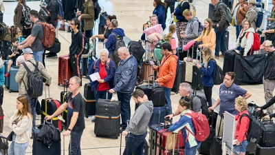 Wer von Berlin aus in den Urlaub fliegen will, braucht zurzeit vor allem eines: Geduld. (Foto: Michael Ukas/dpa)