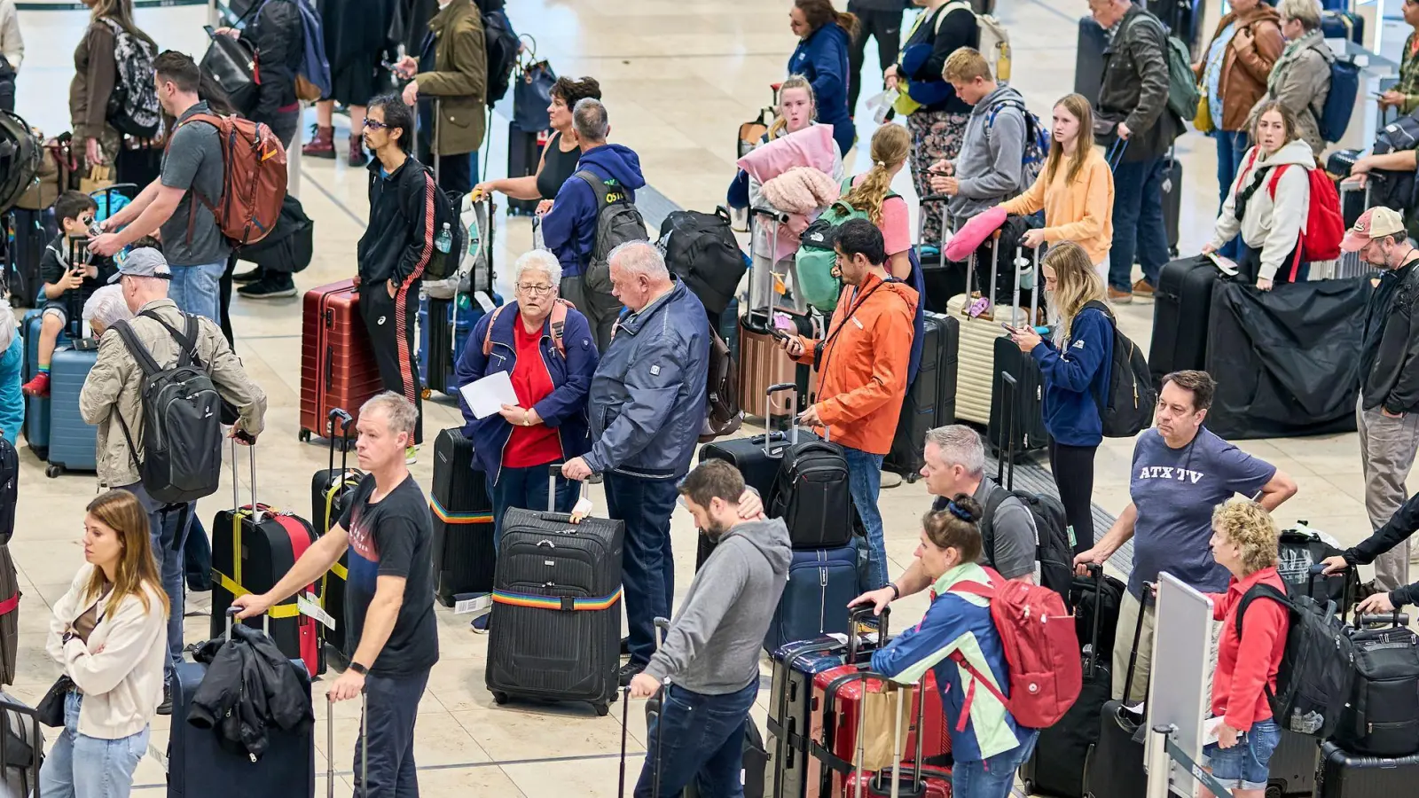 Wer von Berlin aus in den Urlaub fliegen will, braucht zurzeit vor allem eines: Geduld. (Foto: Michael Ukas/dpa)