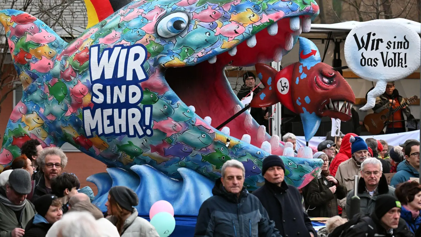 Auch mit einer Anti-AfD-Plastik des Düsseldorfer Karnevalswagenbauers Jacques Tilly wurde im Stadtteil Garath gegen einen Auftritt des Thüringer AfD-Landesparteichefs Björn Höcke demonstriert.   (Foto: Federico Gambarini/dpa)