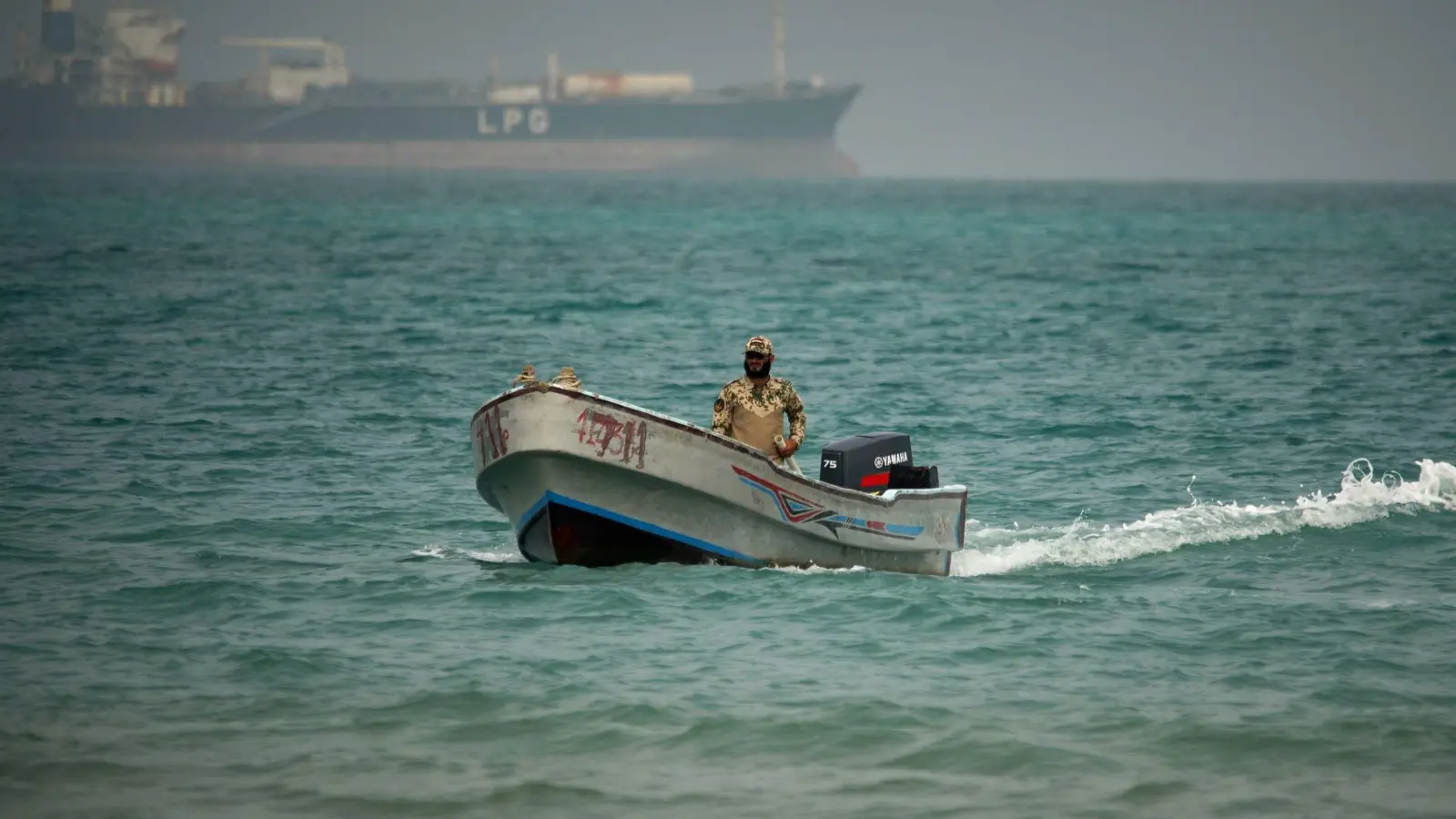 Der Bab al-Mandab verbindet das Rote Meer mit dem Golf von Aden und ist damit Teil einer für den Welthandel enorm wichtigen Schifffahrtsroute. (Archivfoto) (Foto: Abdulnasser Alseddik/AP/dpa)
