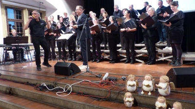 Chöre und Musikgruppen traten in der Dinkelsbühler Schranne auf. Die Resonanz auf die Benefizveranstaltung war so groß, dass im Saal nachbestuhlt werden musste. (Foto: Uwe Hahn)