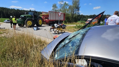 Völlig zerstört wurde der Kleinwagen beim Zusammenstoß mit dem schweren Schlepper. (Foto: Wolfgang Grebenhof)