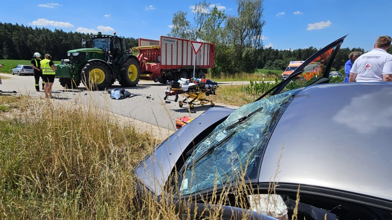 Völlig zerstört wurde der Kleinwagen beim Zusammenstoß mit dem schweren Schlepper. (Foto: Wolfgang Grebenhof)