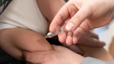 Eine Kinderärztin impft in einem Behandlungszimmer ihrer Kinderpraxis einen Säugling gegen das Respiratorische Synzytial-Virus (RSV). (Archivbild) (Foto: Swen Pförtner/dpa)