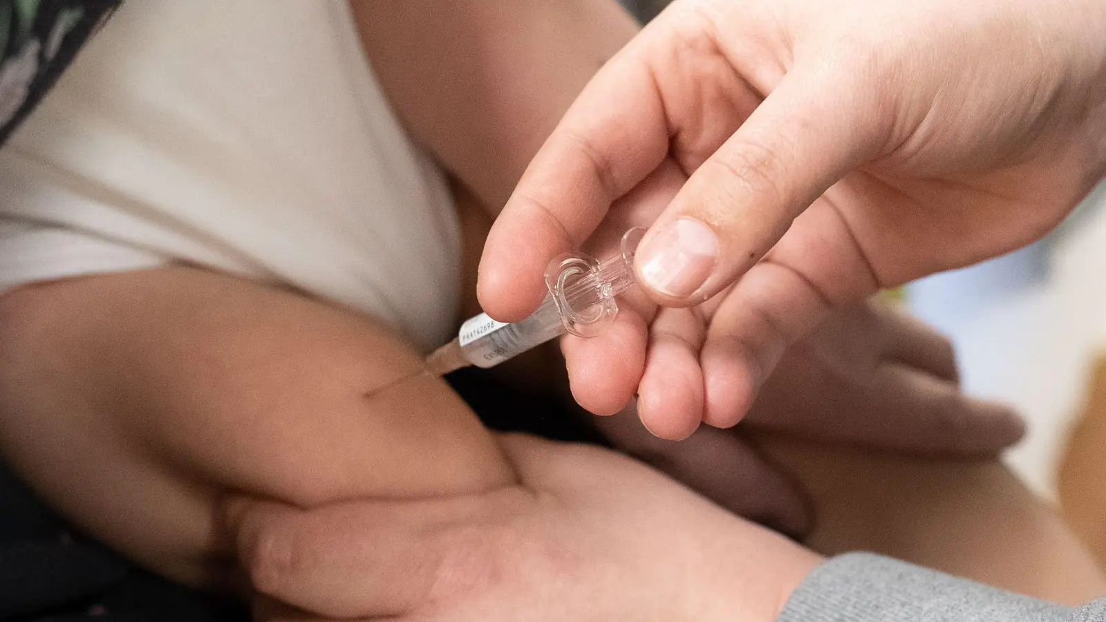 Eine Kinderärztin impft in einem Behandlungszimmer ihrer Kinderpraxis einen Säugling gegen das Respiratorische Synzytial-Virus (RSV). (Archivbild) (Foto: Swen Pförtner/dpa)