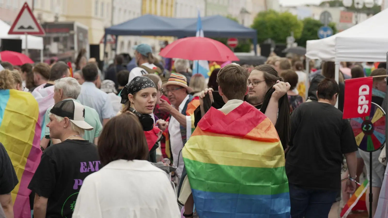 Mehrere Hundert Menschen kamen zum CSD in Mühldorf. (Foto: Ehsan Monajati/dpa)