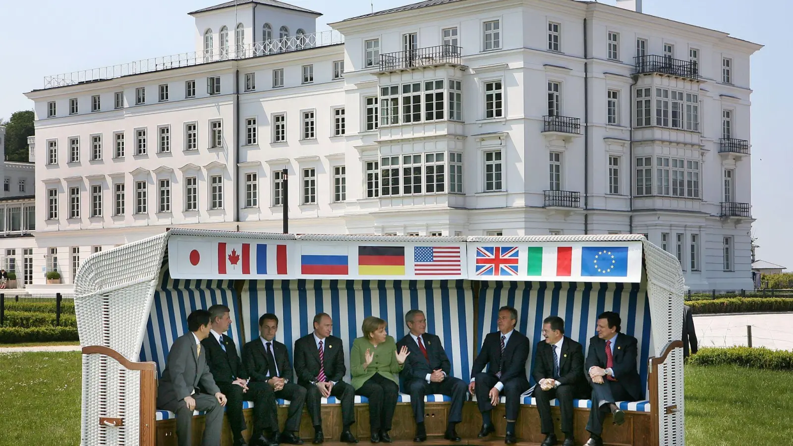 Angela Merkel sitzt zusammen mit anderen Regierungschefs in einem XXL-Strandkorb beim G8-Gipfel in Heiligendamm im Jahr 2007. (Foto: picture alliance / dpa)