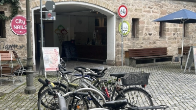 Im Bereich Durchgangsschulhaus zeugt ein Schild davon, dass Radfahrerinnen und Radfahrer hier absteigen müssen. Die Realität sieht häufig anders aus. (Foto: Florian Pöhlmann)