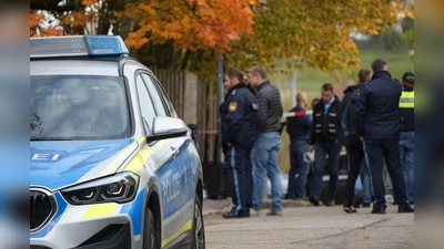Angehörige wählten nach Angaben der Polizei nach der Tat den Notruf.  (Foto: Felix Kirberg/dpa)