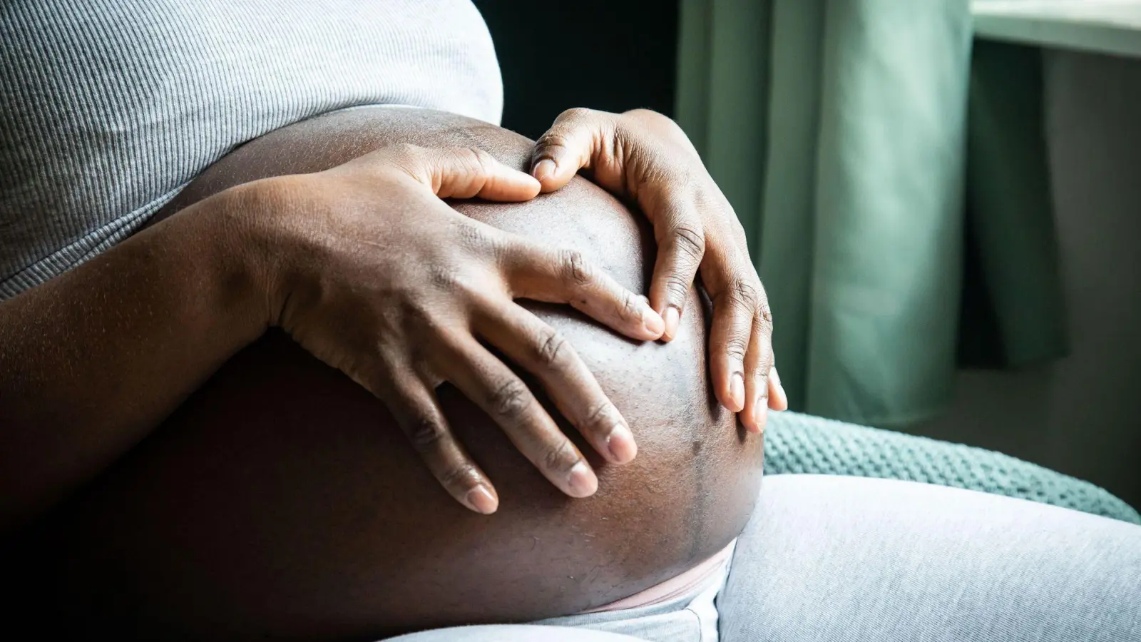 Gefühle zulassen: Werdende Eltern können Enttäuschung empfinden, wenn das Geschlecht des Babys nicht dem Wunsch entspricht und sollten diese Gefühle nicht verdrängen. (Foto: Christin Klose/dpa-tmn)
