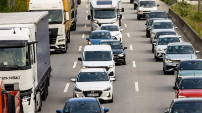 Zum Ferienende drohen am Wochenende auf vielen Autobahnen Staus. (Symbolbild)  (Foto: Ulrich Perrey/dpa)