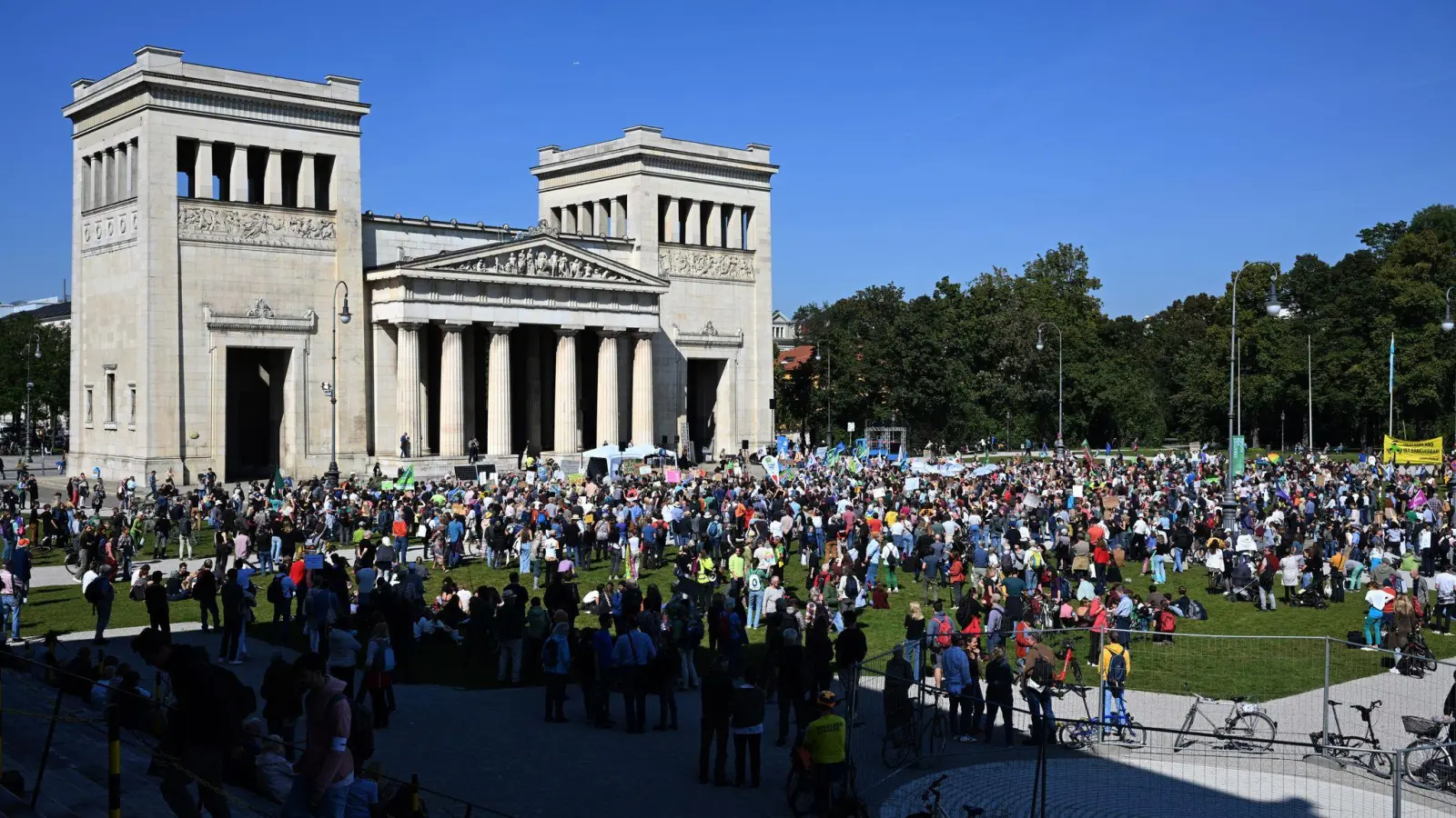 Angesichts des sogenannten globalen Klimastreiks gehen die Teilnehmer von Fridays for Future am Freitag in vielen Städten Bayerns für mehr Klimaschutz auf die Straße. (Foto: Felix Hörhager/dpa)