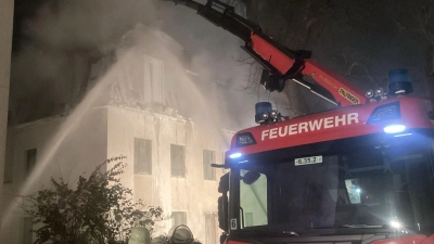 Stundenlang sind die Feuerwehrleute bei dem kräftezehrenden Einsatz vor Ort. (Foto Handout) (Foto: -/Berufsfeuerwehr München/dpa)