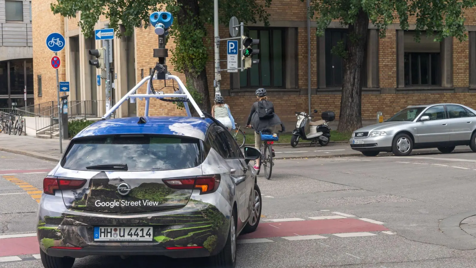 Mit Autos wie diesem nimmt Google derzeit wieder Street-View-Fotos in Deutschland auf - auch in den Landkreisen Ansbach und Neustadt/Aisch-Bad Windsheim. (Foto: Peter Kneffel/dpa/dpa-tmn)