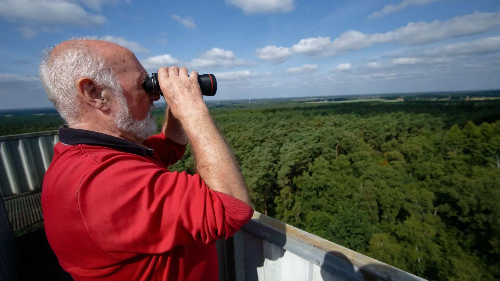 Feuerwächter Rudolf Hoffmann hält am nördlichen Rand des Ruhrgebiets Ausschau nach möglichen Bränden.  (Foto: Henning Kaiser/dpa)