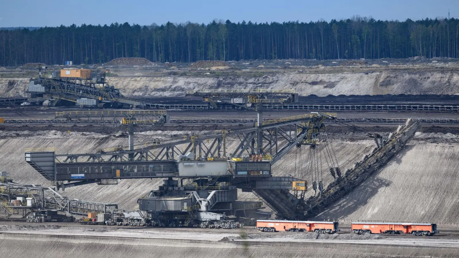 Die Abraumförderbrücke F60 legt im Tagebau Nochten mit Eimerkettenbaggern das Flöz frei. (Foto: Robert Michael/dpa)