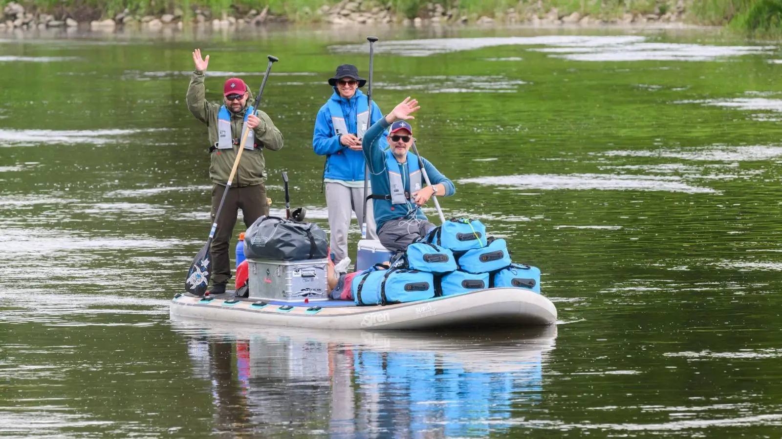 Mit einer außergewöhnlichen Tour auf der Weser will eine Gruppe Männer Spenden für ein Kinderhospiz sammeln.  (Foto: Julian Stratenschulte/dpa)