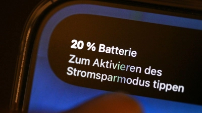 Der Stromsparmodus soll helfen, dass das Smartphone noch etwas länger durchhält. (Foto: Bernd Weißbrod/dpa)