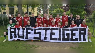 Kreisklassen-Meister und Kreisliga-Aufsteiger SG Wind, oben von links: Sebastian Kuch (Betreuer), Jan Schreiner, Tobias Kreiselmeyer, Moritz Müller, Sebastian Stolz, Philipp Hardung, Sebastian Strauß, Marcel Bäuerlein, Josef Wagner, Heiko Brunck (Trainer) und Armin Neidlein (Spielleiter). Unten von links: Tobias Präger, Sebastian Schmidt, Aaron Wagner, Nathanael Wagner, Tobias Gebhardt, Lukas Kreiselmeyer, Florian Kreiselmeyer, Fabian Scharf, Albert Feist und Thomas Grams. (Foto: Martin Rügner)