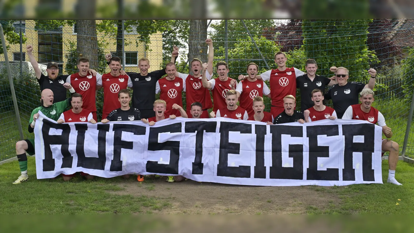 Kreisklassen-Meister und Kreisliga-Aufsteiger SG Wind, oben von links: Sebastian Kuch (Betreuer), Jan Schreiner, Tobias Kreiselmeyer, Moritz Müller, Sebastian Stolz, Philipp Hardung, Sebastian Strauß, Marcel Bäuerlein, Josef Wagner, Heiko Brunck (Trainer) und Armin Neidlein (Spielleiter). Unten von links: Tobias Präger, Sebastian Schmidt, Aaron Wagner, Nathanael Wagner, Tobias Gebhardt, Lukas Kreiselmeyer, Florian Kreiselmeyer, Fabian Scharf, Albert Feist und Thomas Grams. (Foto: Martin Rügner)