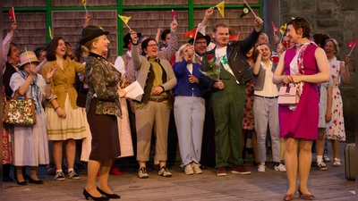 Bei der Produktion „Kohlhiesls Töchter” standen neben den Mitgliedern des Theaterensembles auch Mitwirkende aus der Stadt und dem Umland auf der Bühne. 8425 Besuchende erreichte die Sommersause. (Foto: Landestheater/Ludwig Olah)