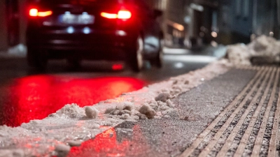 Bis zum Wochenende sollten die Menschen in weiten Teilen Bayerns auf dem Weg zur Arbeit weiter vorsichtig sein. (Foto: Daniel Vogl/dpa)