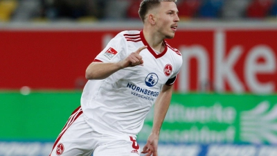 Der Nürnberger Torschütze Lino Tempelmann jubelt über die 1:0-Führung in Düsseldorf. (Foto: Roland Weihrauch/dpa)