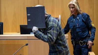 Zu Beginn des Prozesses sagte der Angeklagte nichts zu den Vorwürfen. (Foto: Stefan Puchner/dpa)