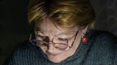 Eine Mutter kocht auf einem Gasbrenner nach einem Stromausfall in Kiew durch einen russischen Angriff. (Foto: Dan Bashakov/AP/dpa)