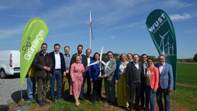 Bei der offiziellen Einweihung des interkommunalen Bürgerwindparks Frankenhöhe gaben Vertreter verschiedenster politischer Ebenen ein klares Bekenntnis zum Windkraftausbau ab. Ans Netz gingen bereits im Winter vier Anlagen vom Typ Vestas V 162 mit einer gemeinsamen Nennleistung von 24,8 Megawatt. (Foto: Yvonne Neckermann)