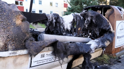 Drei junge Männer haben vermutlich mit Hilfe von Böllern mehrere Altglascontainer in Brand gesetzt. (Foto: Simone Hedler)