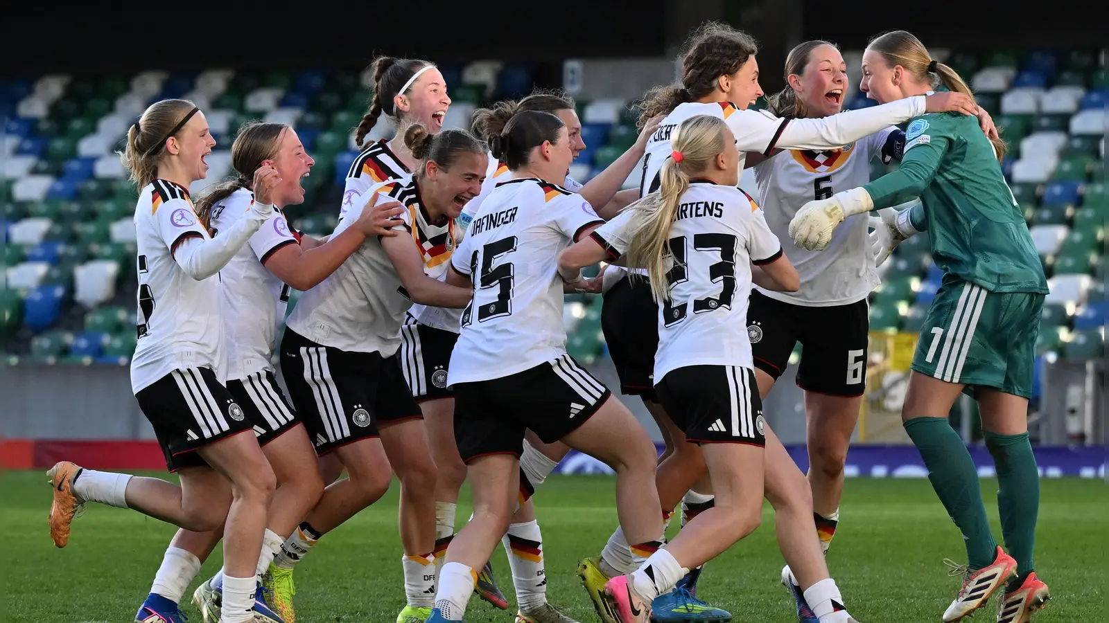 Deutschland jubelt (hier nach dem Halbfinale): Dana Keßler ganz links. (Foto: UEFA/Charles McQuillan)