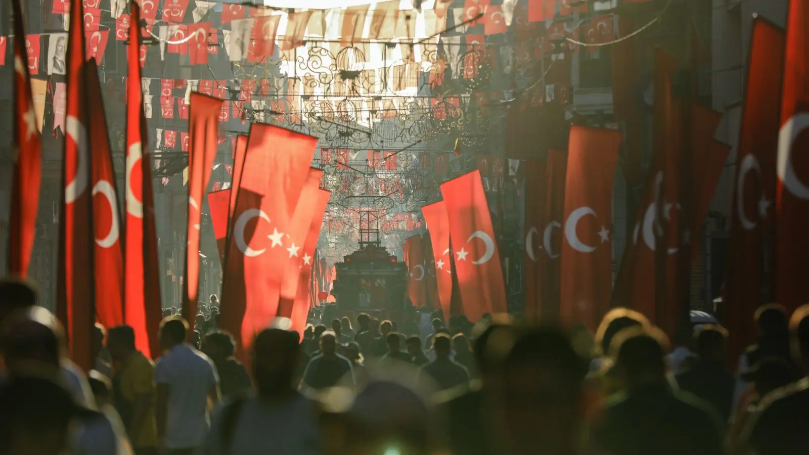 Streetfood und gerade die gefüllten Muscheln gehören für viele zu einem Besuch in Istanbul dazu. (Symbolbild) (Foto: Ibrahim Oner/SOPA Images via ZUMA Press Wire/dpa)