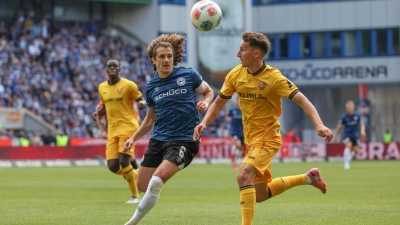 Bielefelds Mael Corboz im Zweikampf mit Konrad Faber. (Foto: Friso Gentsch/dpa)
