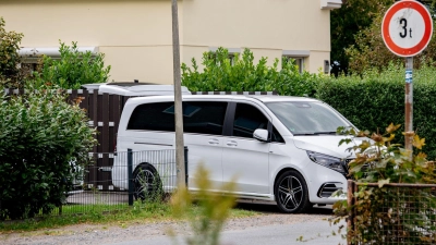 Ein Leichenwagen vor dem Wohnhaus. (Foto: Hauke-Christian Dittrich/dpa)