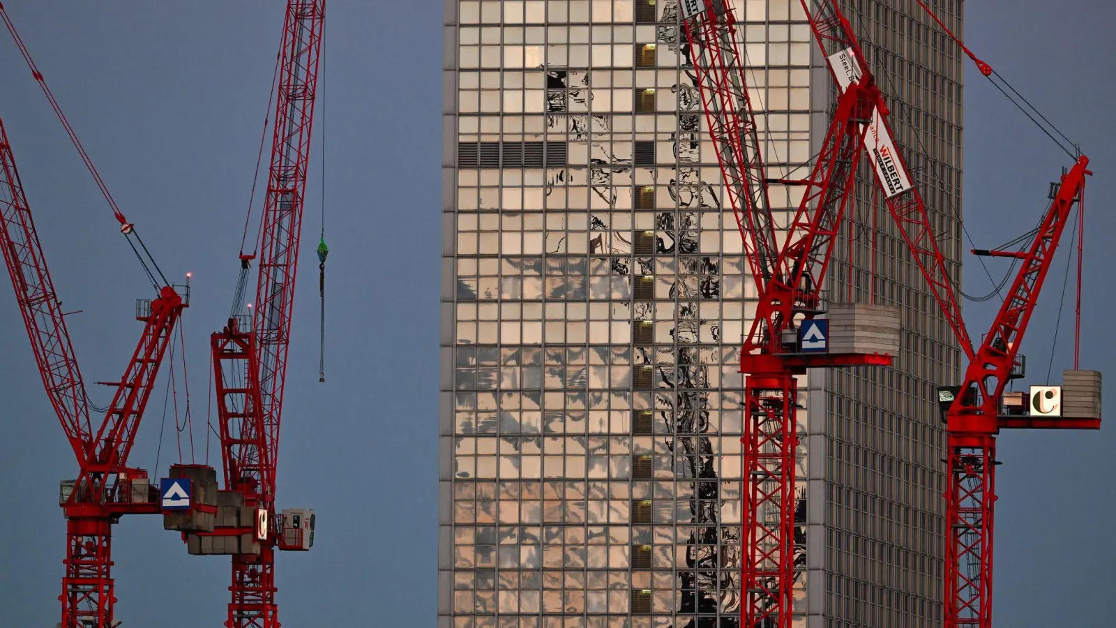 Die Wirtschaft wird sich aus Sicht des Ifo schwächer entwickeln.  (Foto: Soeren Stache/dpa)