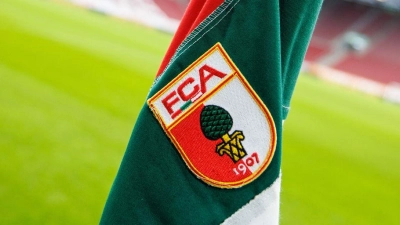 Der FC Augsburg bindet ein Mittelfeldtalent langfristig an den Verein. (Archivbild) (Foto: Matthias Balk/dpa)