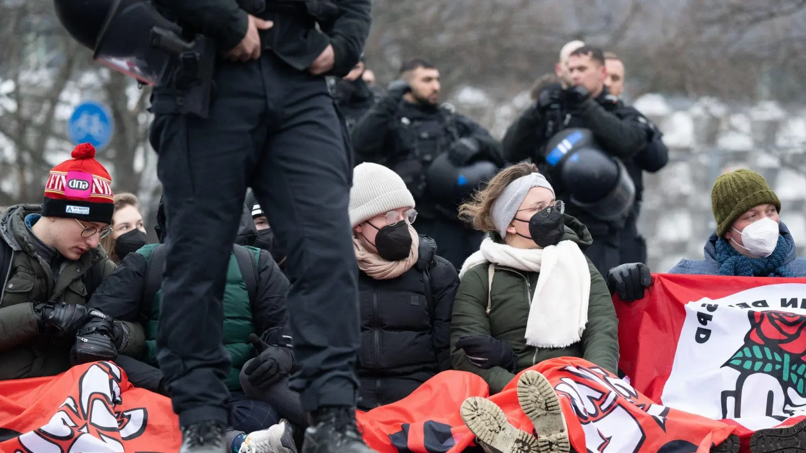 Gegendemonstranten mit einer Sitzblockade gegen Neonazi-Aufmarsch in Dresden. (Foto: Sebastian Kahnert/dpa)