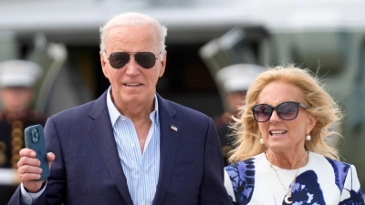 US-Präsident Joe Biden und First Lady Jill Biden kommen mit der Marine One am East Hampton Airport in East Hampton, N.Y. an. (Foto: Evan Vucci/AP/dpa)